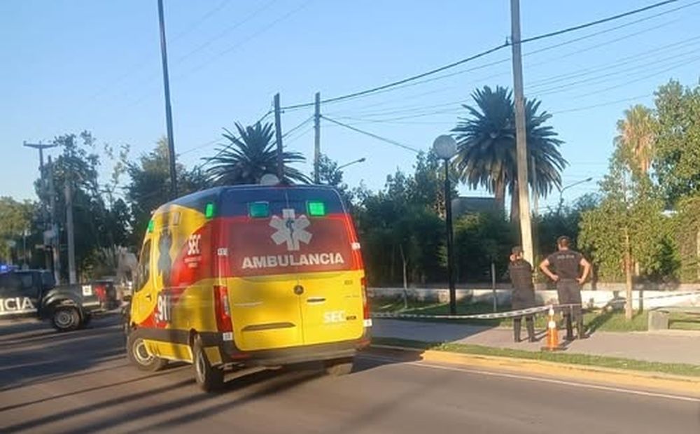 Un paciente del Perrupato murió tras arrojarse a un canal frente al hospital. (Foto gentileza Radio Regional)
