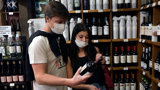 Muchos turistas disfrutan del sol y del vino en Mendoza, y buscan llevarse unas botellas para extender el disfrute en su lugar de origen. Foto: Orlando Pelichotti