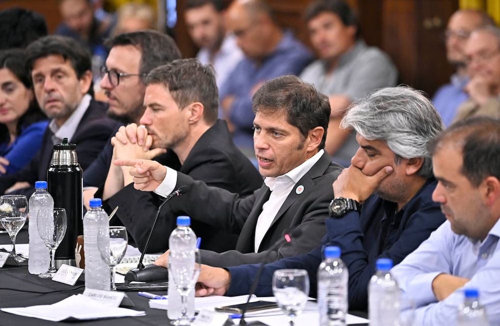 El gobernador de la provincia de Buenos Aires, Axel Kicillof, encabezó este lunes un encuentro con representantes de cámaras empresariales del sector comercial, con el fin de abordar el impacto que están generando las políticas del Gobierno nacional en el consumo. Foto: NA