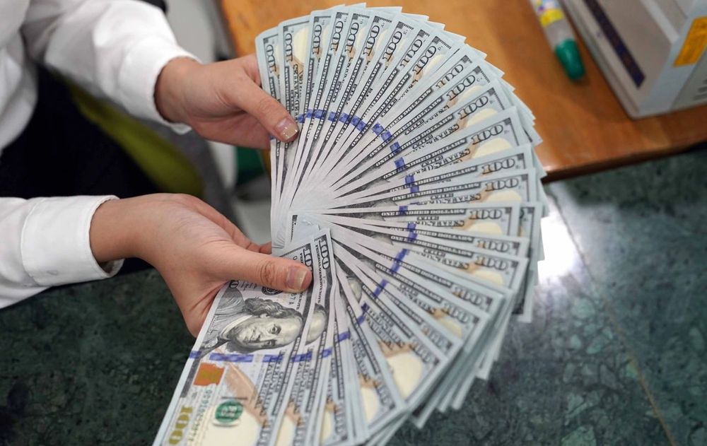 El dólar oficial minorista retrocedió $5 este miércoles.