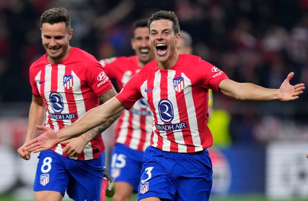 Los jugadores del Atlético de Madrid celebran tras derrotar por penales al Inter de Milán en la vuelta de los octavos de final de la Liga de Campeones, el miércoles 13 de marzo de 2024, en Madrid.