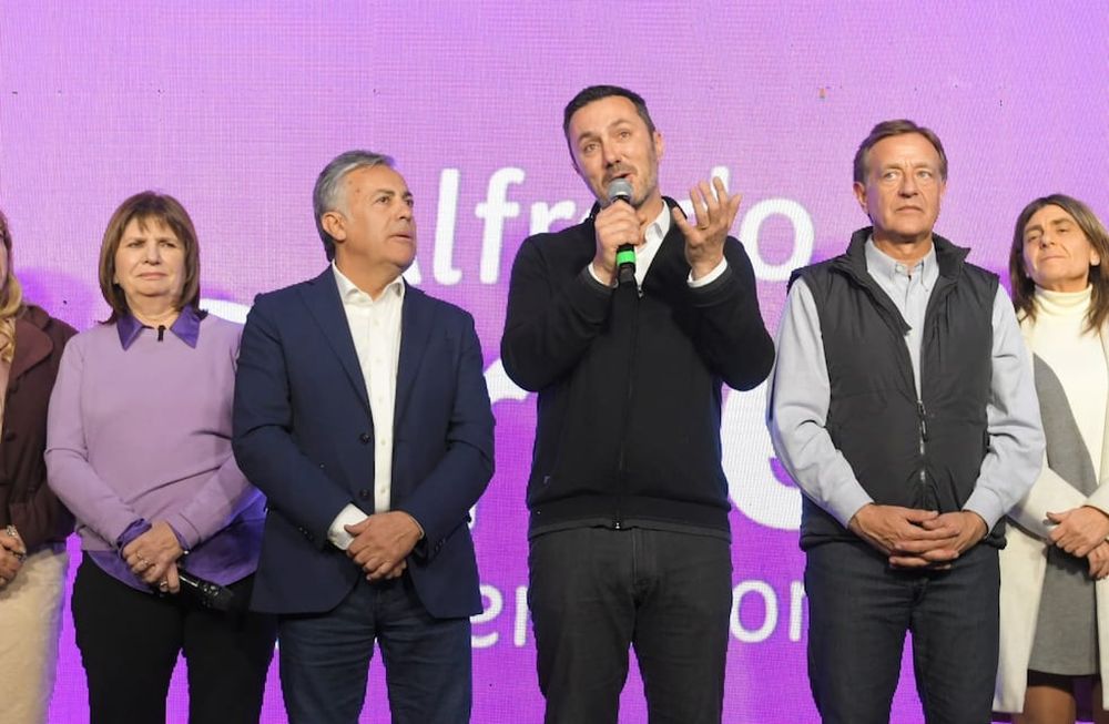 Alfredo Cornejo y Luis Petri, tras liderar las PASO 2023 en Mendoza, celebraron juntos en el búnker de Cambia Mendoza acompañados por Patricia Bullrich. Foto: Ignacio Blanco / Los Andes