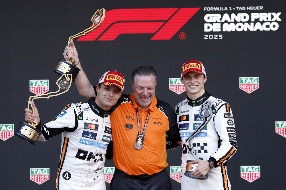 El piloto ganador de McLaren, Lando Norris (izq.), de Gran Bretaña, celebra en el podio con su compañero de equipo y tercer clasificado, Oscar Piastri, de Australia, y el director ejecutivo de McLaren Racing, Zak Brown (centro). Foto: EFE/EPA/YOAN VALAT