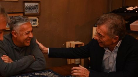 Mauricio Macri cerró la visita a Mendoza en un bodegón: cuál fue el pedido que recibió de Cornejo.