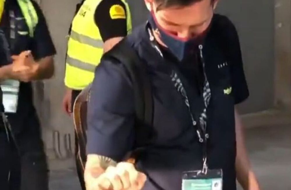 Todos los jugadores del Barcelona pasaron sin problema, hasta que el termómetro se dio cuenta que tenía a Messi en frente.