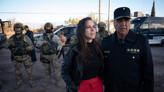 La ministra de Seguridad y Justicia, Mercedes Rus, en el operativo en el asentamiento Castro. La acompaña el director general de la Policía de Mendoza, Marcelo Calipo.