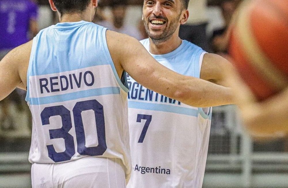 Campazzo festeja junto al heroe de la jornada, Lucio Redivo. Triunfazo argentino. / Gentileza.