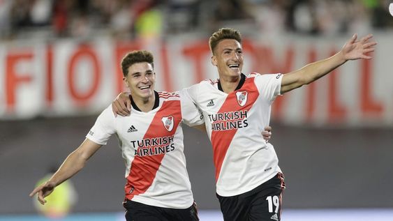 Los delanteros Julián Álvarez y Brian Romero fueron decisivos ante Argentinos Juniors en el partido de la Liga Profesional disputado en el estadio Monumental. (Fotobaires)