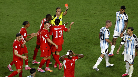 El suizo Breel Embolo, en plena protesta con el árbitro al ser expulsado en el partido contra Argentina