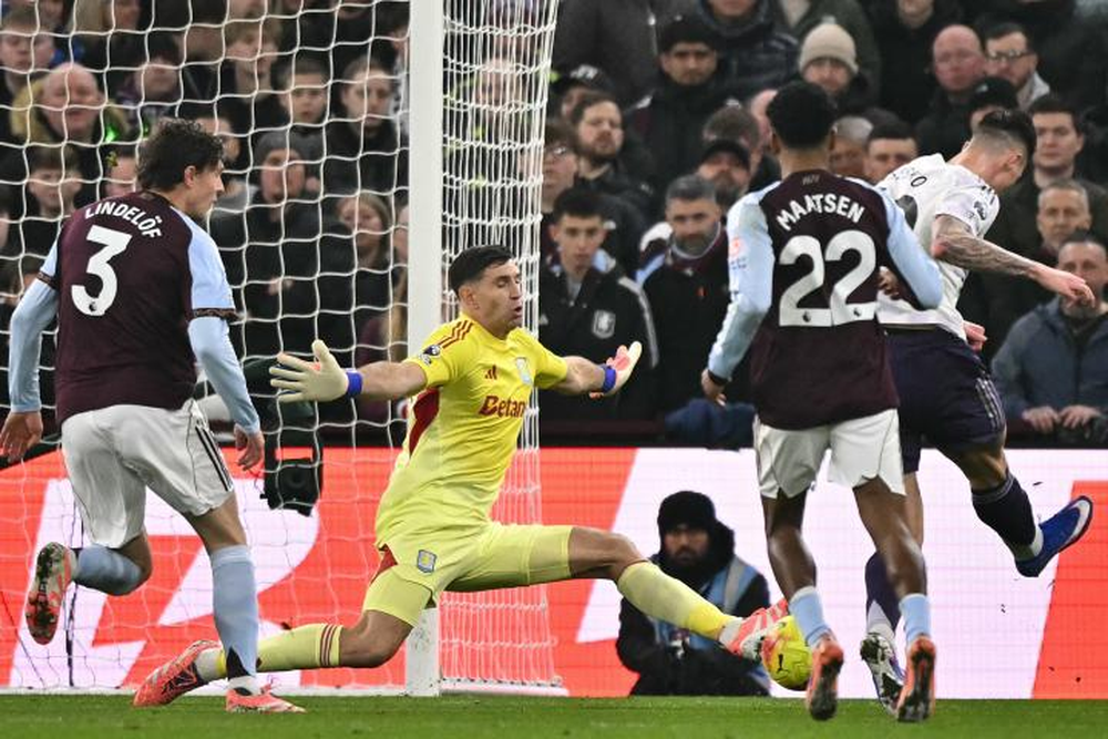 Dibu Martínez se destacó frente al United y estiró la racha a 10 victorias seguidas.