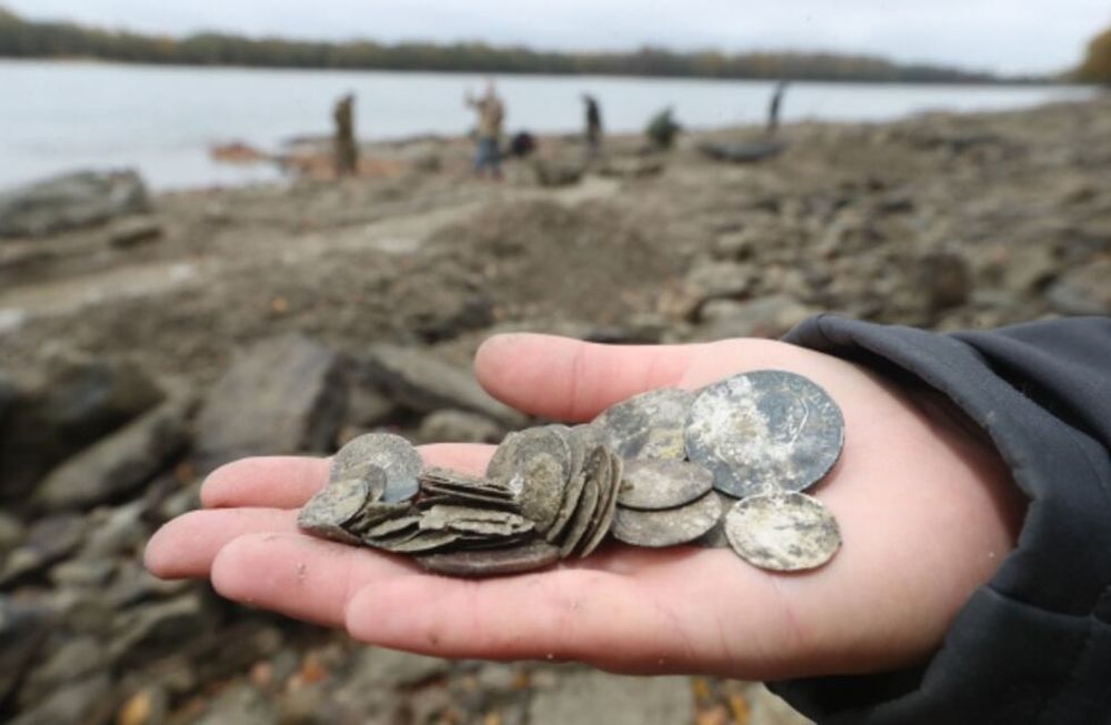 Hallaron un tesoro con 2.000 monedas de oro y plata gracias a la sequía en Hungría