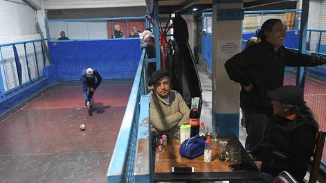 Los Andes | Mientras unos disputan partidos de bochas, otros comparten anécdotas en la cantina del club Agustín Álvarez. | Foto: José Gutiérrez / Los Andes