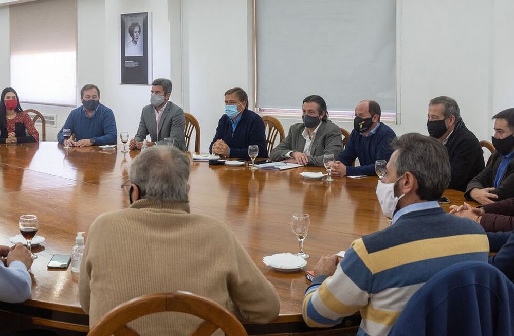 Una de las reuniones que Suárez ha tenido con los intendentes para monitorear la situación en Mendoza. El crecimiento de los contagios preocupa, pero nadie quiere cerrar la provincia.