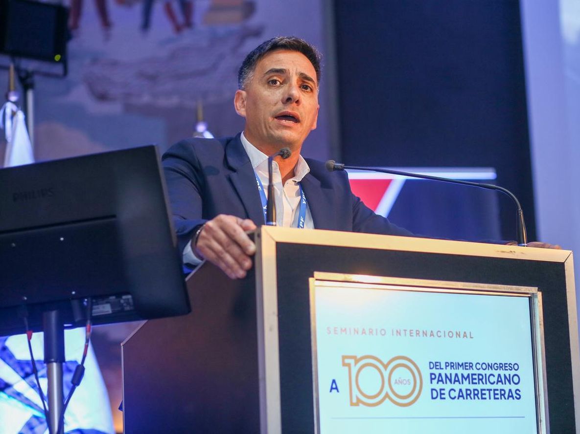 Calvente presentó el proyecto de la Ruta 7 en el Congreso de Carreteras más importante del continente