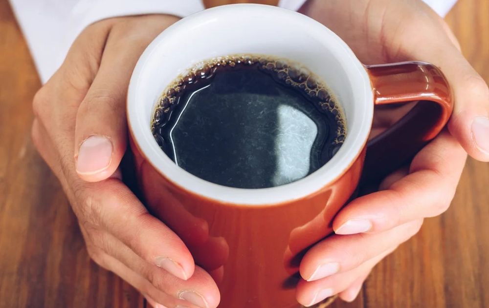 Eso no significa que haya que abandonar el café. Significa que conviene beber primero un vaso grande de esta bebida simple para mejorar la salud a largo plazo.