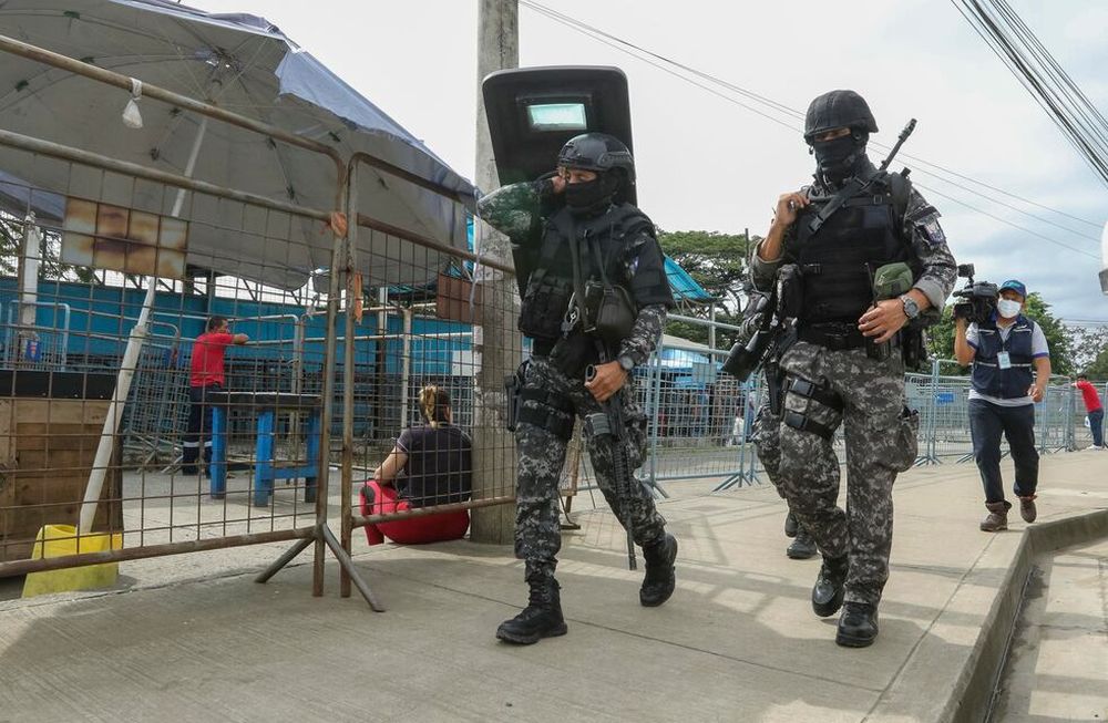 Militares y policías custodian los exteriores y interior de la Penitenciaría del Litoral, tras el enfrentamiento del 15 de abril que involucró a presos de los pabellones 3, 5, 8 y 9 en Guayaquil (Ecuador). Foto: EFE/ Jhonatan Miranda