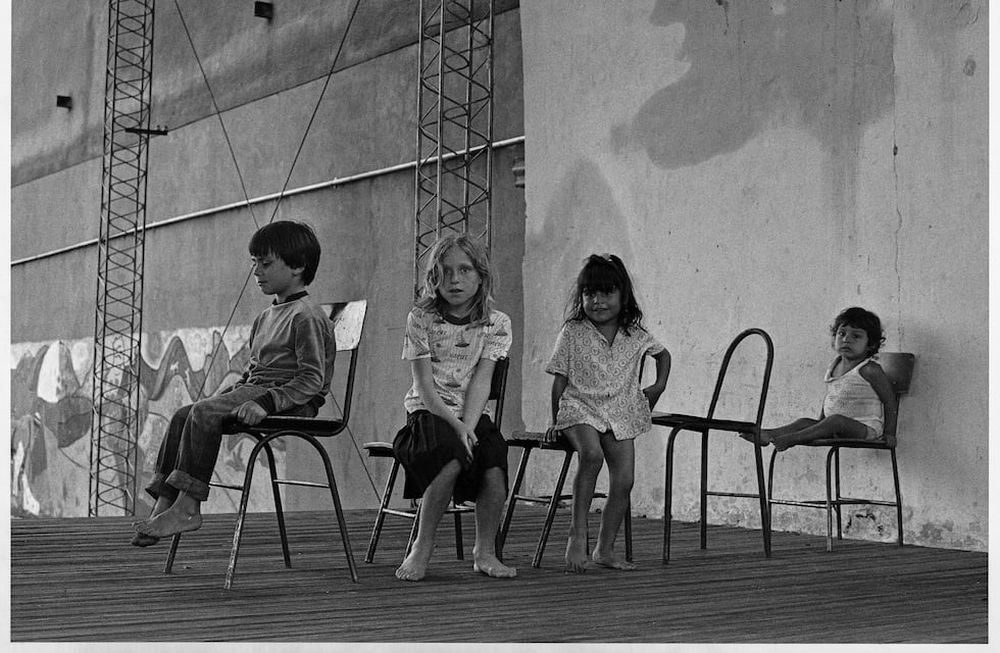 Evacuados en la escuela, Floresta, 1988 de Adriana Lestido (Gentileza: Ediciones Larivière).