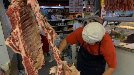 Comprar carne para un asado, cada vez más caro en Argentina. / Foto: Orlando Pelichotti -  Los Andes