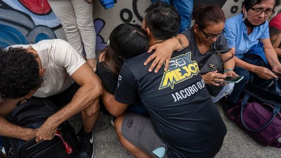 Trabajadores del canal de televisión TC se lamentan hoy a las afueras de la sede, en la que donde encapuchados armados ingresaron y sometieron a su personal durante una transmisión en vivo, en Guayaquil (Ecuador). Foto: EFE/Mauricio Torres