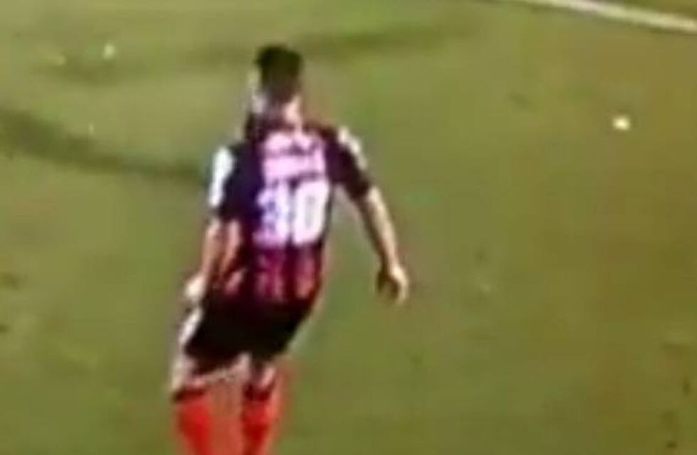 Video insólito: se le cayó la peluca en pleno partido