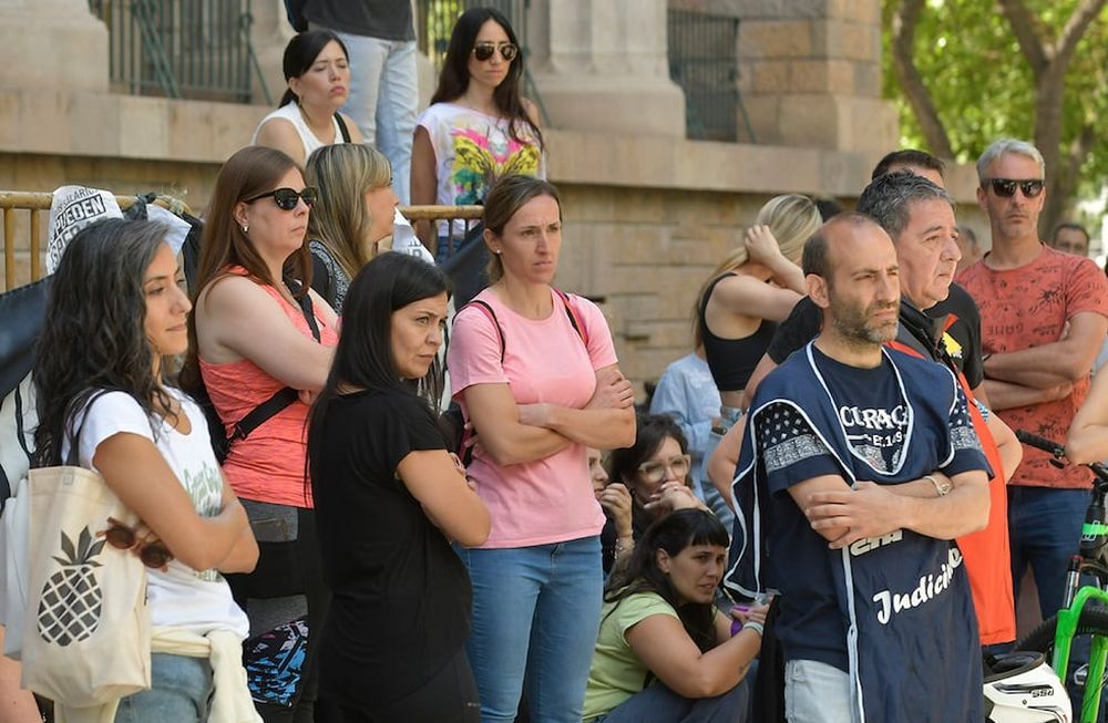 El gremio de trabajadores Judiciales transita un paro sin asistencia al trabajo este martes, producto de las diferencias en las paritarias con el Gobierno provincial. Varios sindicalistas incluso acamparon anoche frente a Tribunales provinciales Foto: Orlando Pelichotti