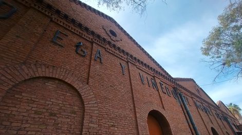 El detalle de construcción, realizado íntegramente en ladrillo visto sismo resistente, no era común en la provincia en esos años.