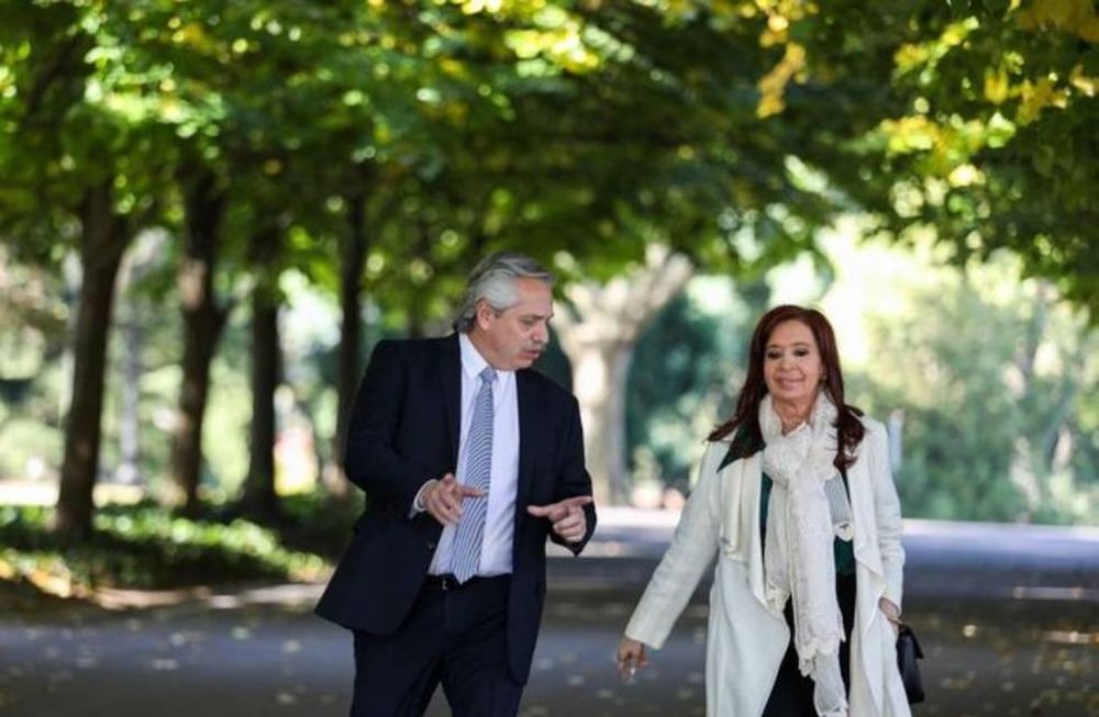 El presidente Alberto Fernández y la vicepresidenta Cristina Kirchner se reunieron a solas esta mañana en la Quinta de Olivos para analizar qué hará el Gobierno con la idea de elevar el apoyo popular en las urnas en las elecciones del 14 de noviembre próximo.