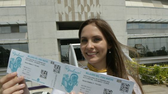 Vendimia: con la ilusión de estar en el escenario, la “reina blue” de Guaymallén ya tiene su entrada para la Fiesta. Foto: Orlando Pelichotti / Los Andes.