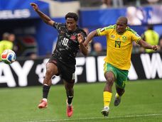 Jonathan David, de Canadá, disputa la pelota con Mbekezeli Mbokazi, de Sudáfrica, durante el partido por los 16avos de final del Mundial 2026, en el SoFi Stadium de Los Ángeles.&nbsp;