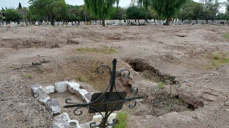 Los Andes | Los trabajos del Equipo Argentino de Antropología Forense continúan en el misterioso predio del cementerio capitalino. Hasta ahora han identificado a 9 personas. | Foto: Orlando Pelichotti / Los Andes