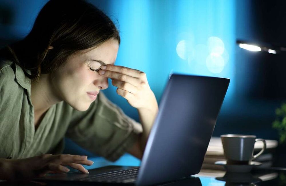 Los principales síntomas de la presbicia son la dificultad de enfocar objetos cercanos, dolor de cabeza y ojos después de tareas que impliquen ver de cerca, como la lectura o el trabajo con la computadora.