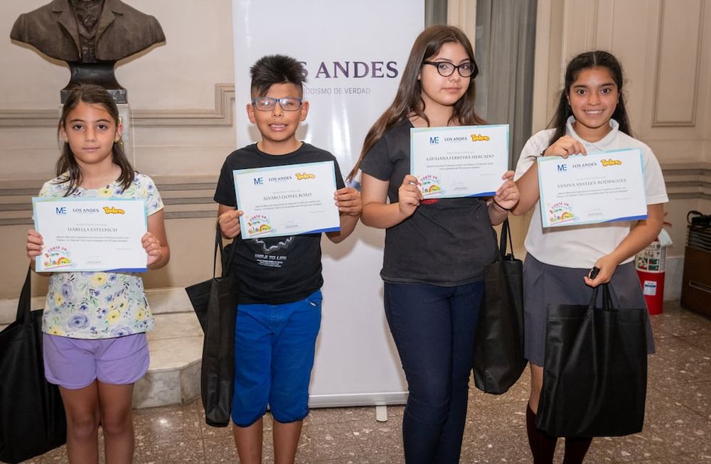 Ganadores del concurso Contá un cuento con tintero 14 edición 2022. Los chicos: Isabella Sterlich (mención), Álvaro Lionel Bozo (mención), Giuliana Ferreyra Mercado (ganadora) y Yanina Rodríguez (mención).Foto: Ignacio Blanco / Los Andes