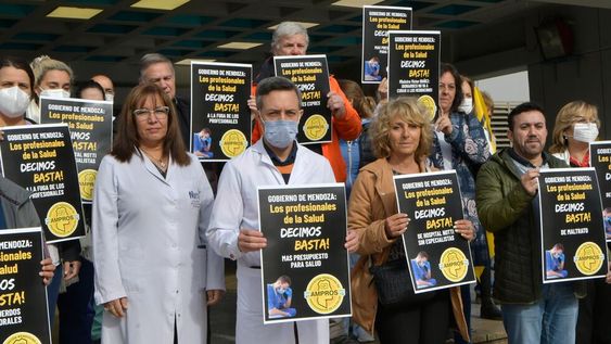 Anuncio de marcha de la SaludDesde Ampros la gremialista Claudia Iturbe junto a la dra. Mariana Arreguini jefa de internación del Hospital Notti , anunciaron el paro para la semana que vieneFoto:  Orlando Pelichotti / Los Andes
