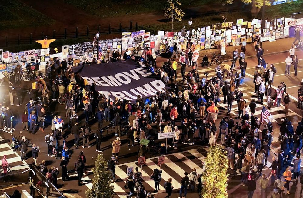 Realiaron una manifestación con la consigna Black Lives Matter en la plaza frente a la Casa Blanca, en Washington en vísperas de los resultados electorales en EEUU.