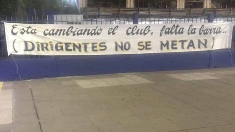 La bandera que apareció en la sede de Boca Juniors. / Gentileza.