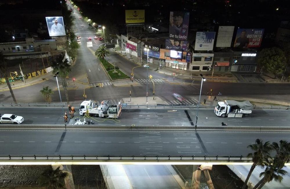 En plena madrugada avanza el viaducto de Costanera para no entorpecer el tránsito