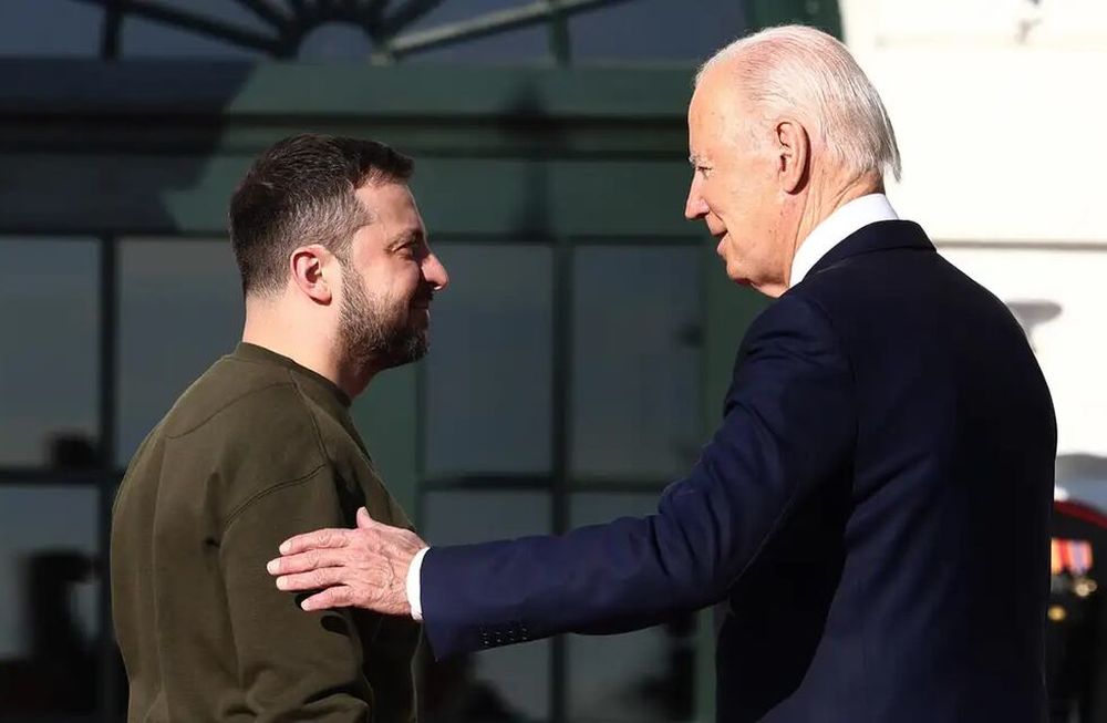 El presidente de Ucrania, Volodimir Zelenski, junto al presidente de EE.UU., Joe Biden. Imagen de archivo.