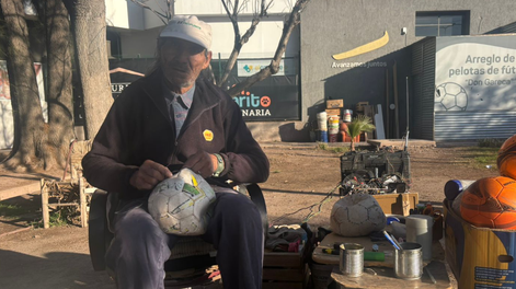 Todo tiene arreglo, menos la muerte: Gareca, el cirujano callejero del fulbo que arregla pelotas hace 30 años. Foto: Los Andes.