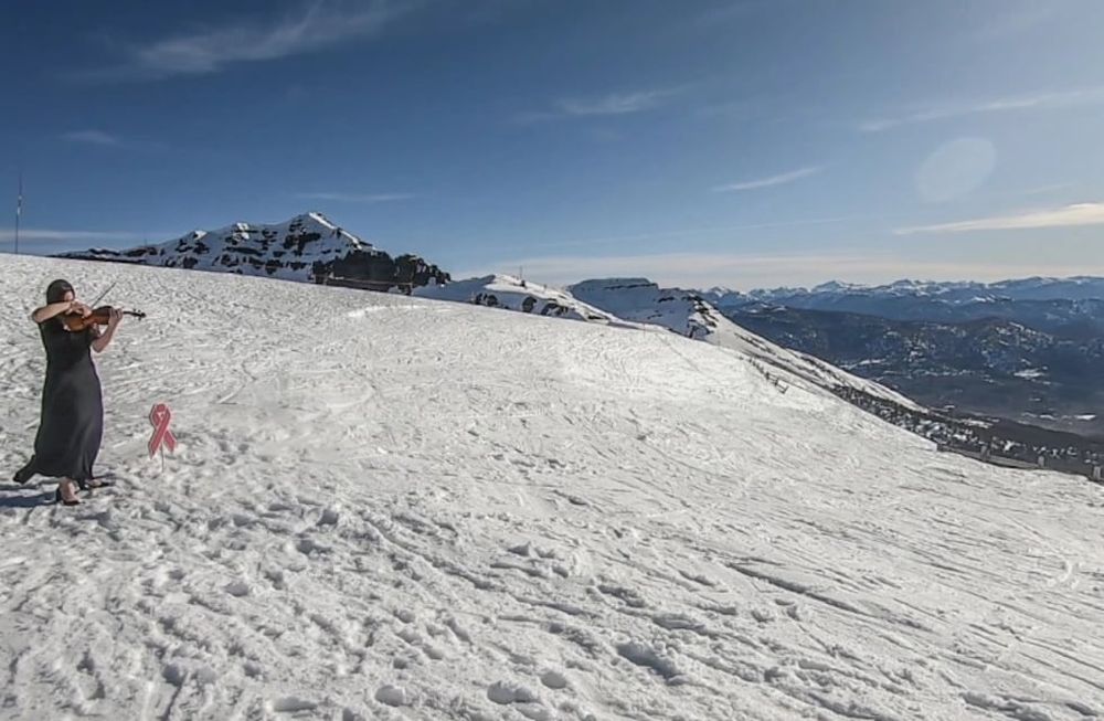 Una violinista tocó en el Cerro Chapelco para concientizar sobre la patología que afecta a cientos de mujeres. Fotos y video: Gentileza Cerro Chapelco.