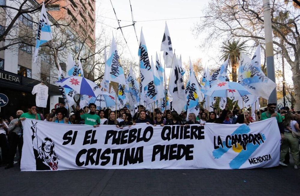 La Cámpora y otras organizaciones sociales realizaron una multitudinaria manifestación en Mendoza en apoyo a Cristina Kirchner. Foto: Mariana Villa / Los Andes