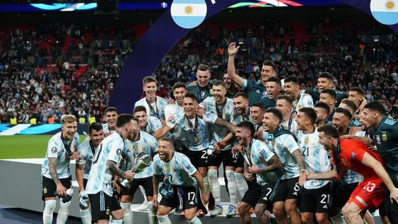 La Scaloneta despierta más ilusión que nunca, y gran cantidad de argentinos harán el esfuerzo de alentar por Argentina en Medio Oriente. (Gentileza Clarín)