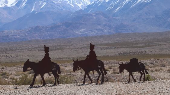 Siluetas de metal oxidado que en escala en escala representan escenas del cruce de la cordillera por las fuerzas sanmartinianas. Foto: Gentileza Juan Carlos Marinsalda