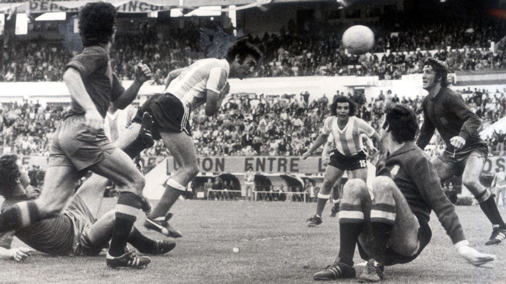 Roberto Rogel marca de cabeza a España en el inicio de la Era de Menotti en la Selección Argentina