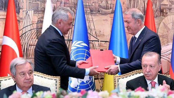 El ministro de Defensa ruso, Serguéi Shoigú, y el presidente turco, Recep Tayyip Erdogan, suscribieron un acuerdo sobre la exportación de granos desde los puertos de Ucrania con la mediación del secretario general de la ONU, Antonio Guterres. Imagen de archivo de la firma el 22 de julio de 2022.
