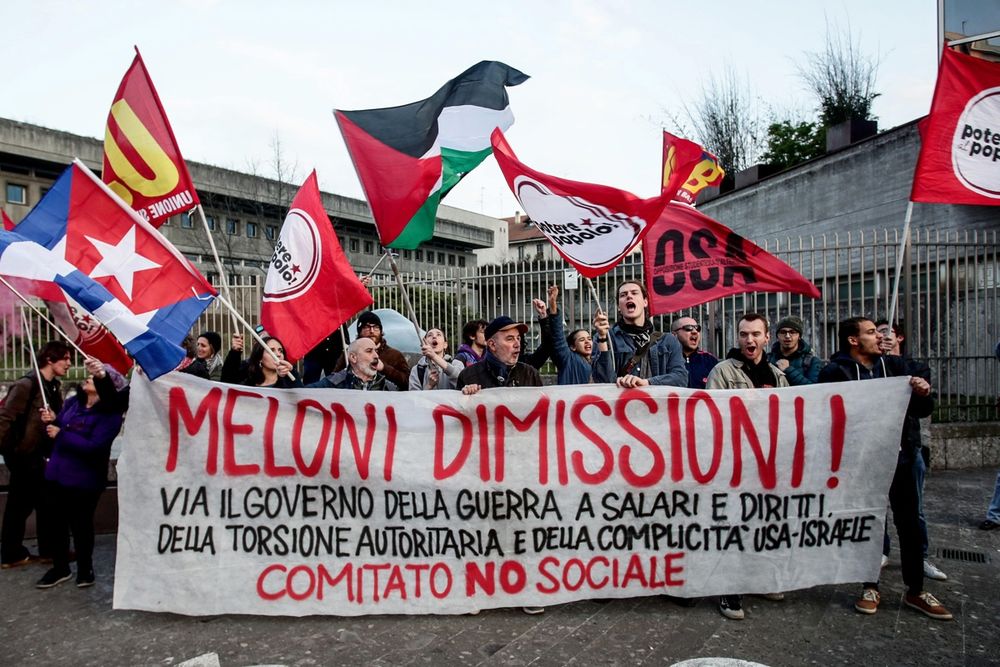 En Milán (Italia), varias personas portan una pancarta que exige la dimisión de Giorgia Meloni mientras se reúnen para celebrar los resultados del referéndum sobre la reforma judicial, impulsado por el gobierno&nbsp;