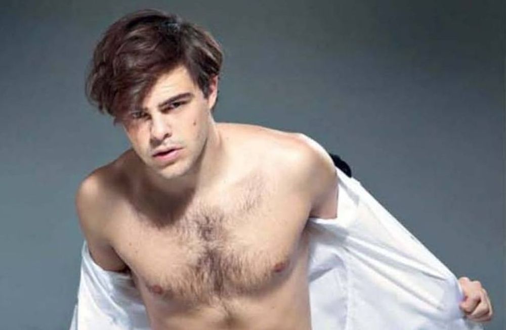Peter Lanzani al desnudo