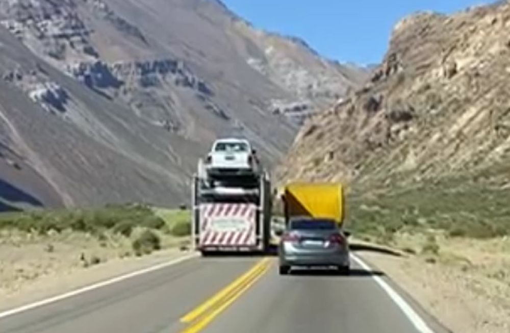 Camión sobrepasa la doble línea amarilla y casi provoca una tragedia en la ruta 7 (Captura de video)