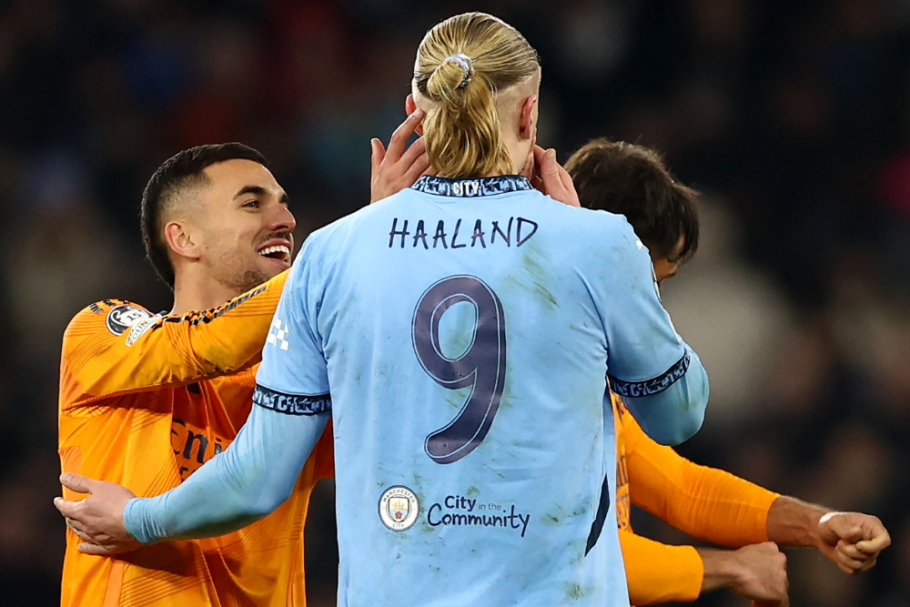  Dani Ceballos (L) of Real Madrid talks to Erling Haaland of Manchester City during the UEFA Champions League knockout phase play-offs 1st leg match between Manchester City and Real Madrid, in Manchester, Britain, 11 February 2025. (Liga de Campeones, Reino Unido) EFE/EPA/ADAM VAUGHAN