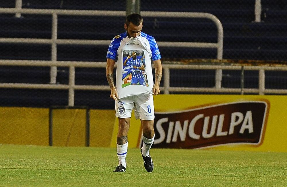 Telam, Rosario, 01 de marzo de 2021: Renzo Tesur i(8), festeja el primer gol de  Godoy Cruz de Mendoza que enfrenta a Rosario Central en el Gigante de Arroyito por la tercera fecha de la Zona A de la Copa de la Liga Profesional.Escena del encuentro entre Rosario Central y Godoy Cruz de Mendoza en el Gigante de Arroyito por la tercera fecha de la Zona A de la Copa de la Liga Profesional.Foto: Sebastián Granata/cf/Telam
