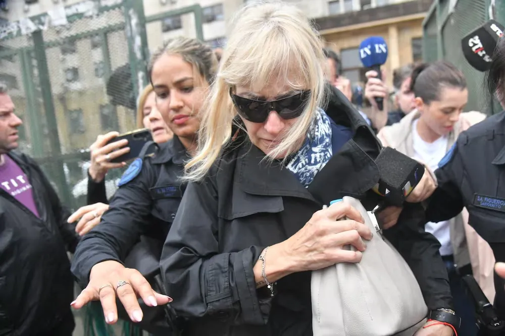 Claudia Sbabo se retira de los tribunales de Comodoro Py tras declarar en la causa de enriquecimiento ilícito de Manuel Adorni